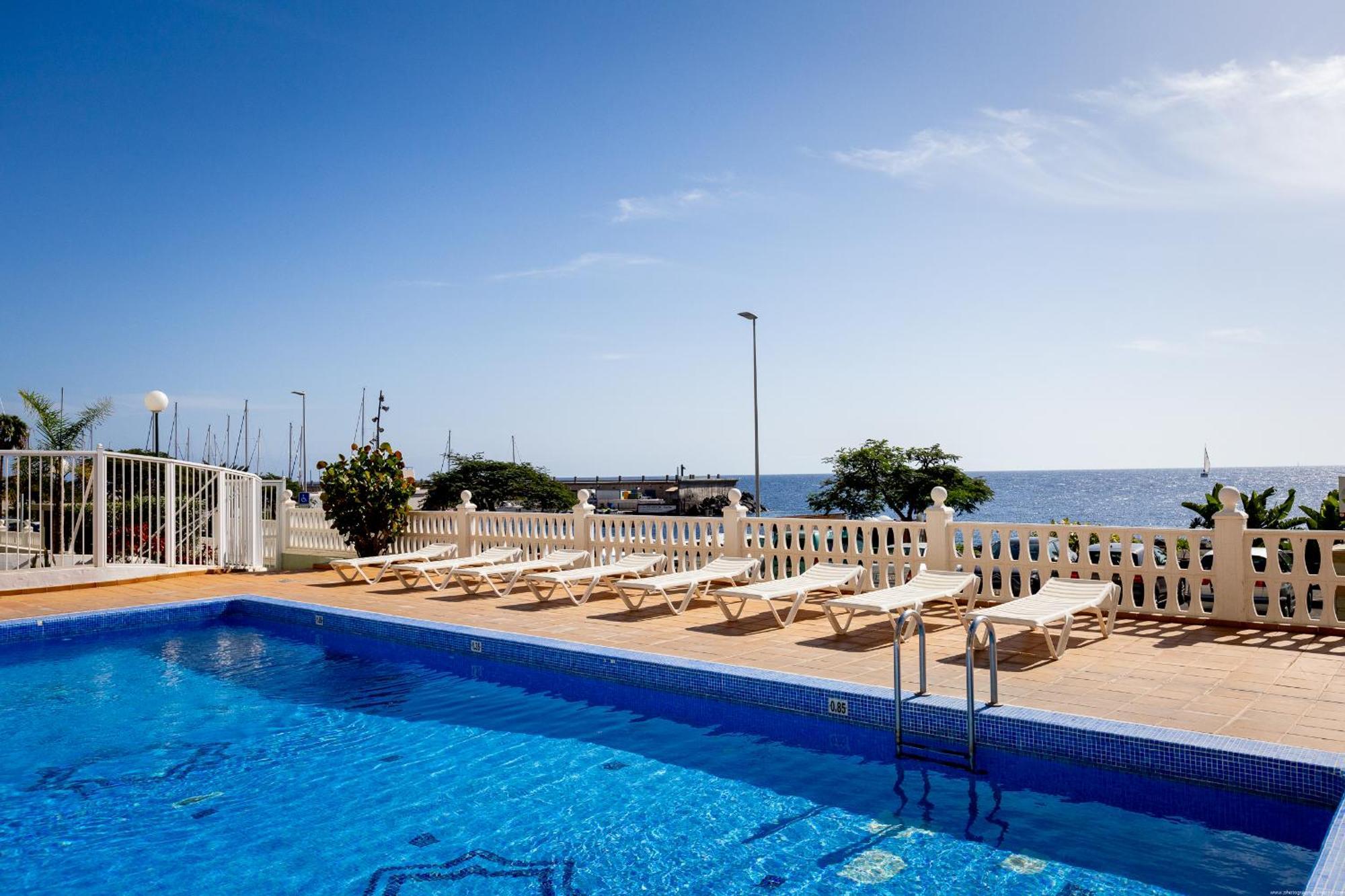 Apartamento Beachfront With Communal Swimming Pool And Parking Radazul Exterior foto