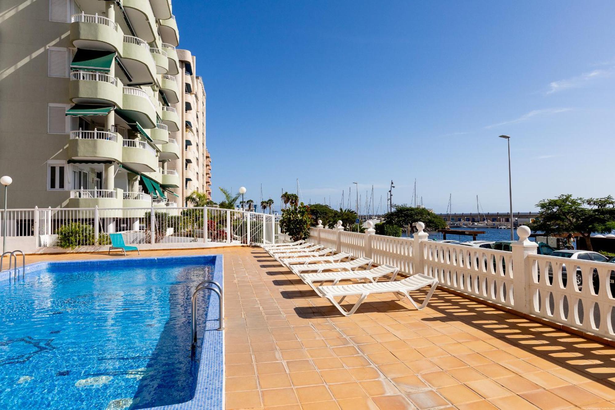 Apartamento Beachfront With Communal Swimming Pool And Parking Radazul Exterior foto